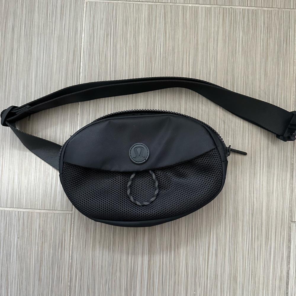 Black lululemon belt bag